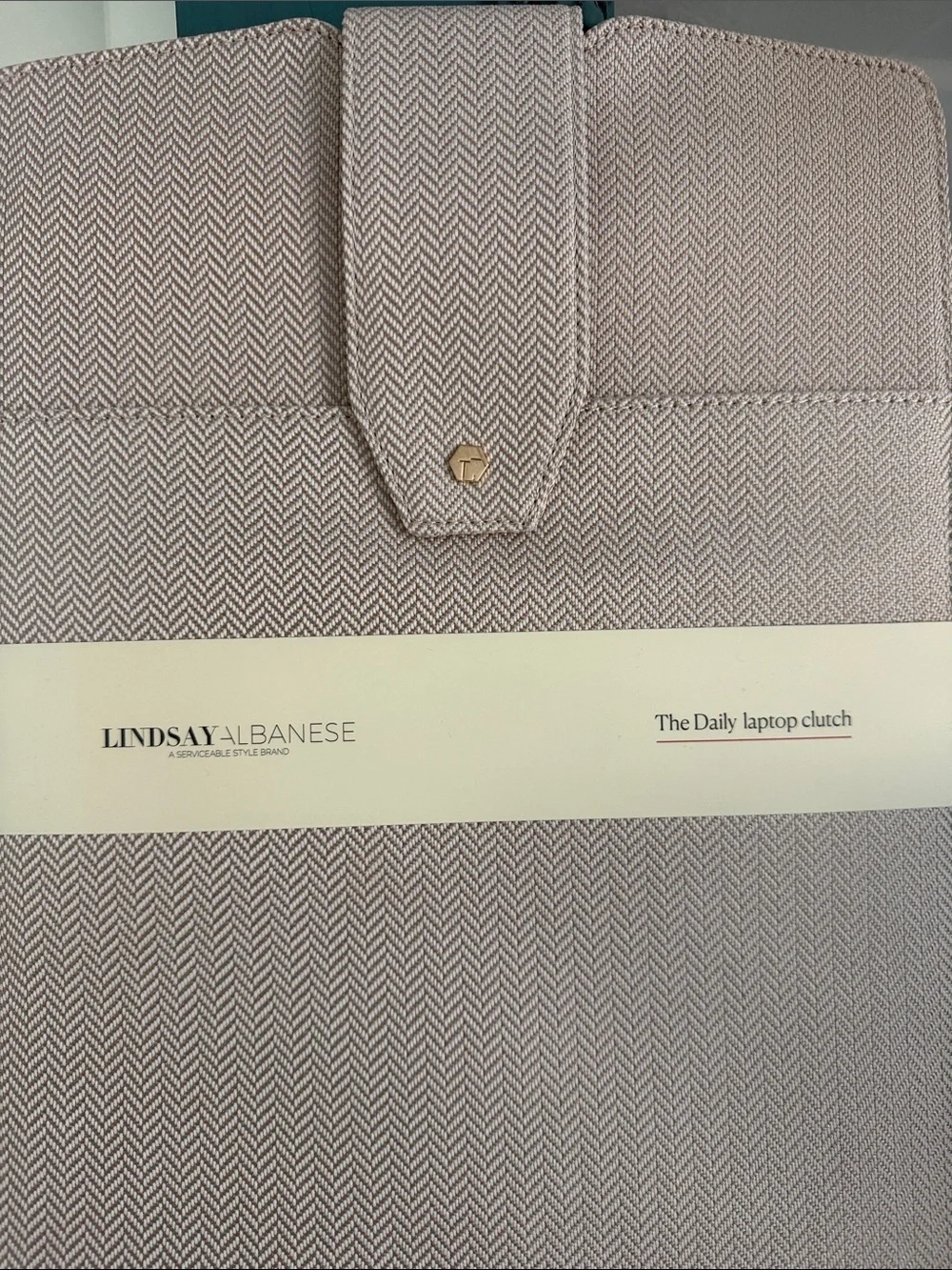NWT Lindsay Albanese Daily Laptop Clutch -Beige Herringbone. Fits 14.5” laptop.